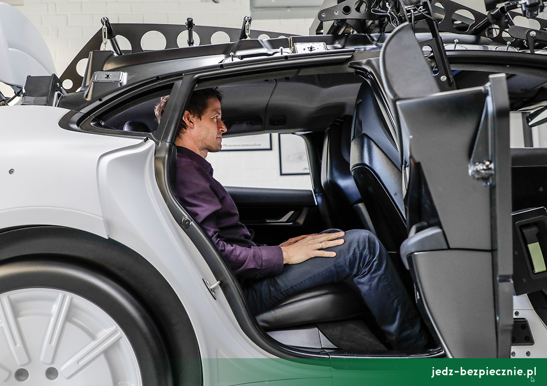 Premiera tygodnia - Porsche Taycan Cross Turismo - projektowanie przestrzeni nad głową osób podróżujących na kanapie